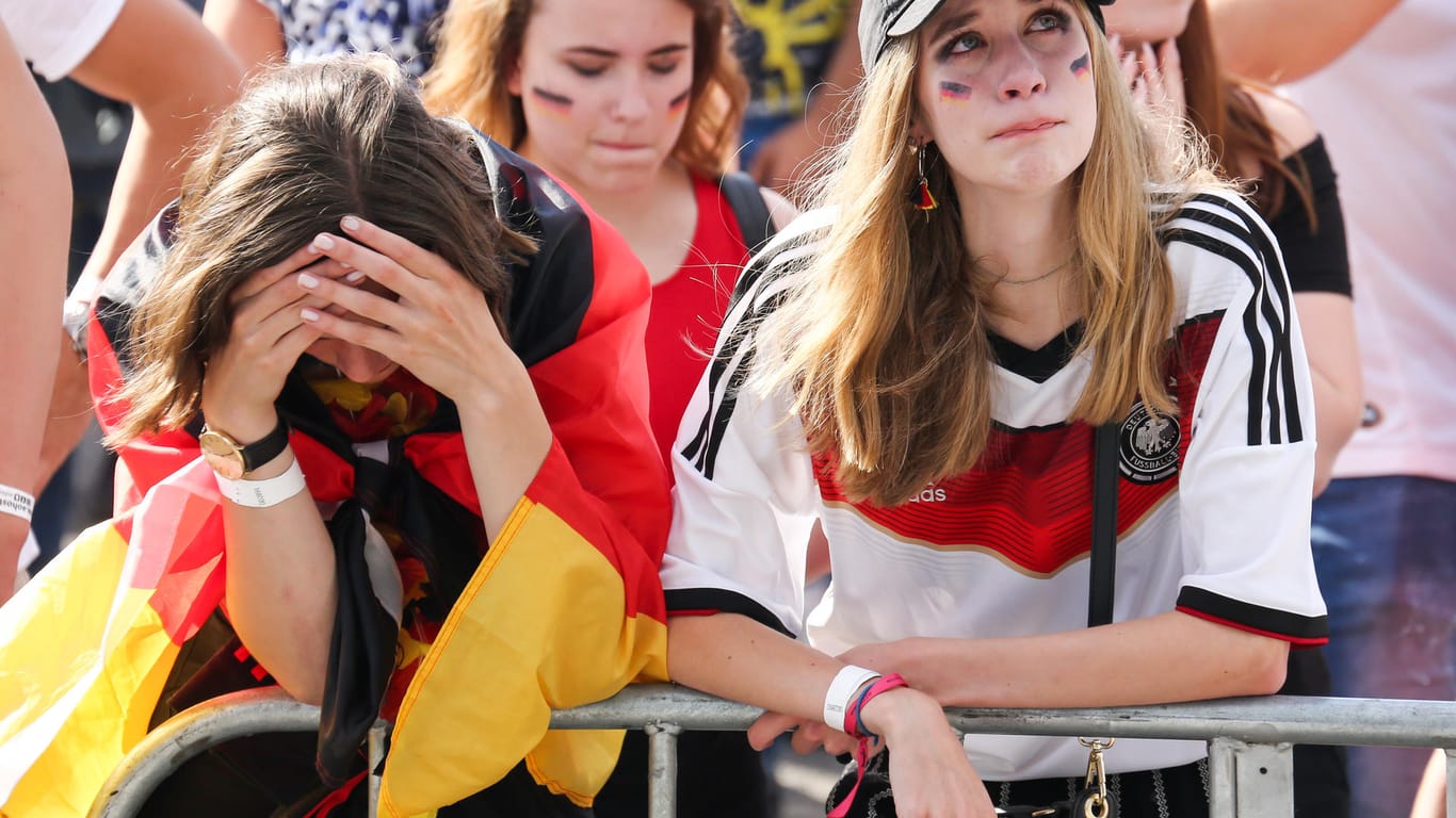 Fans reagieren auf die Leistung der Deutschen Mannschaft bei dem Public Viewings zur WM-Vorrunde Südkorea: Spiegelt Deutschlands Niederlage auch die gesellschaftliche Lage des Landes?