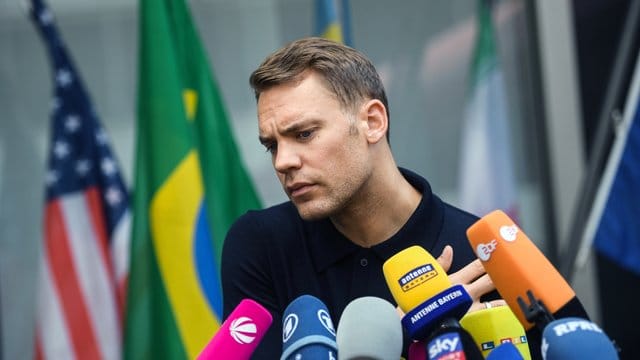 Manuel Neuer spricht nach der Ankunft des DFB-Teams mit den Journalisten. Manuel Neuer spricht nach der Ankunft des DFB-Teams mit den Journalisten.