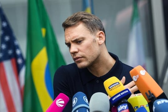 Manuel Neuer spricht nach der Ankunft des DFB-Teams mit den Journalisten.