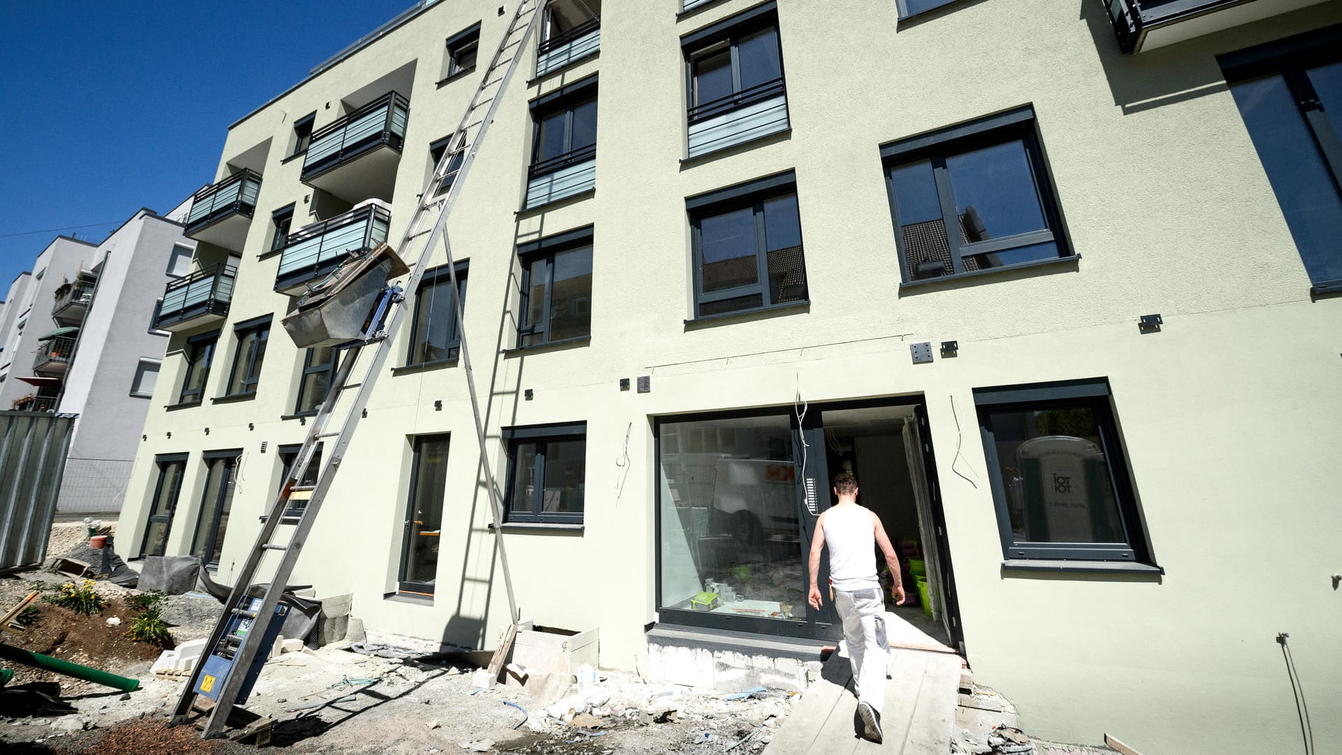 Ein Arbeiter auf einer Baustelle eines Wohnhauses: Der Haushalt 2018 hat den Ausschuss passiert. Ein Arbeiter auf einer Baustelle eines Wohnhauses: Der Haushalt 2018 hat den Ausschuss passiert.