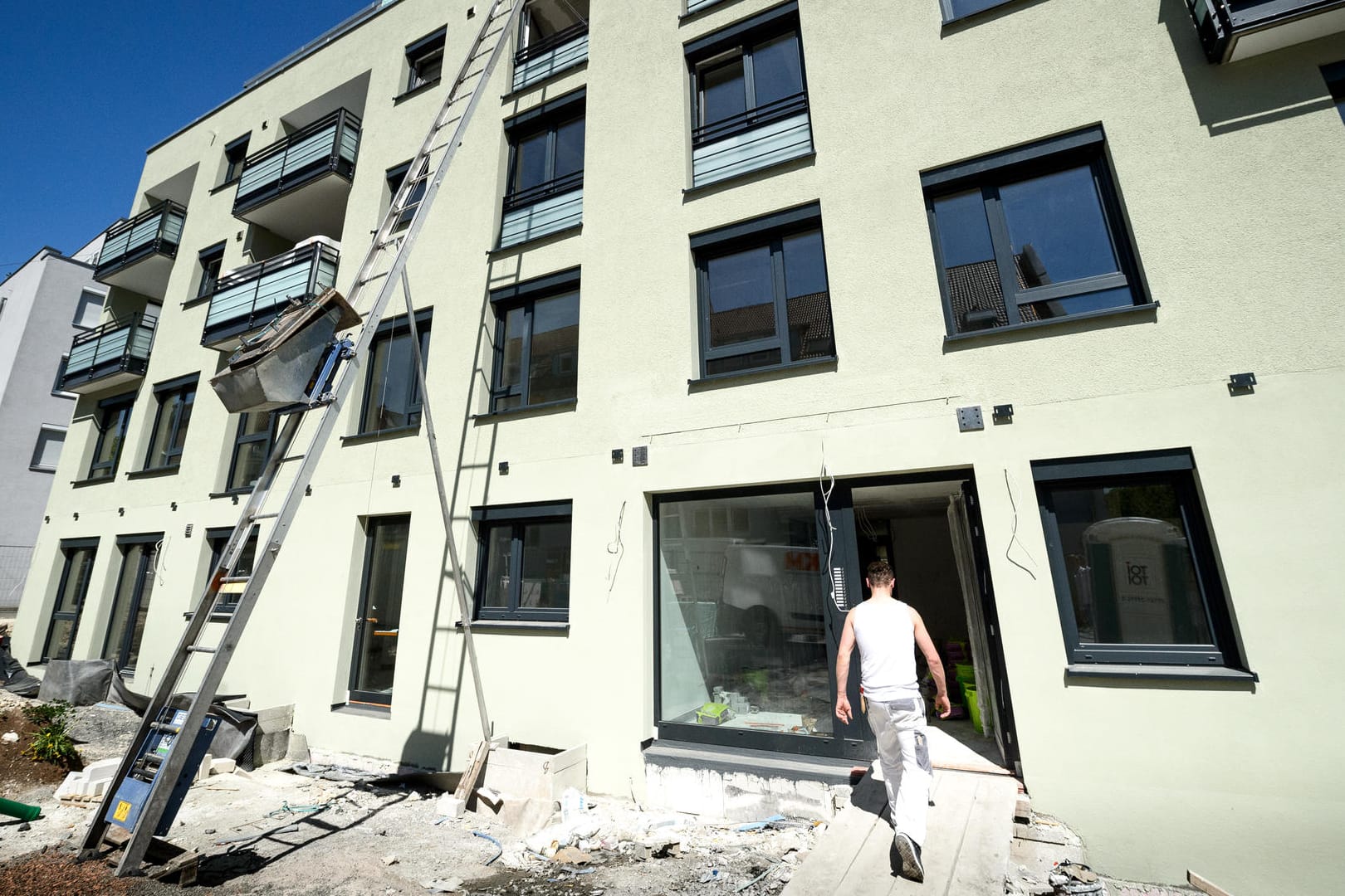 Ein Arbeiter auf einer Baustelle eines Wohnhauses: Der Haushalt 2018 hat den Ausschuss passiert.