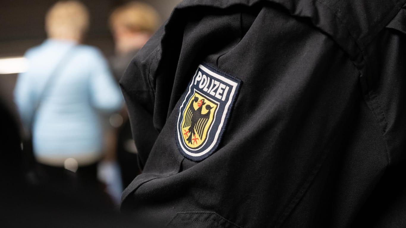 Ein Bundespolizist an einem S-Bahnhof in Berlin: Für die Bundespolizei sieht der Haushalt mehr als 3000 zusätzliche Stellen vor.