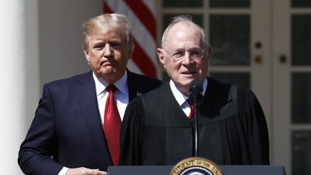 Trump würdigte Kennedy (r) als "großartigen" Juristen.