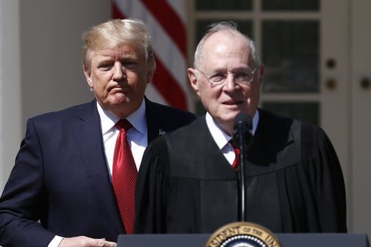 Trump würdigte Kennedy (r) als "großartigen" Juristen.