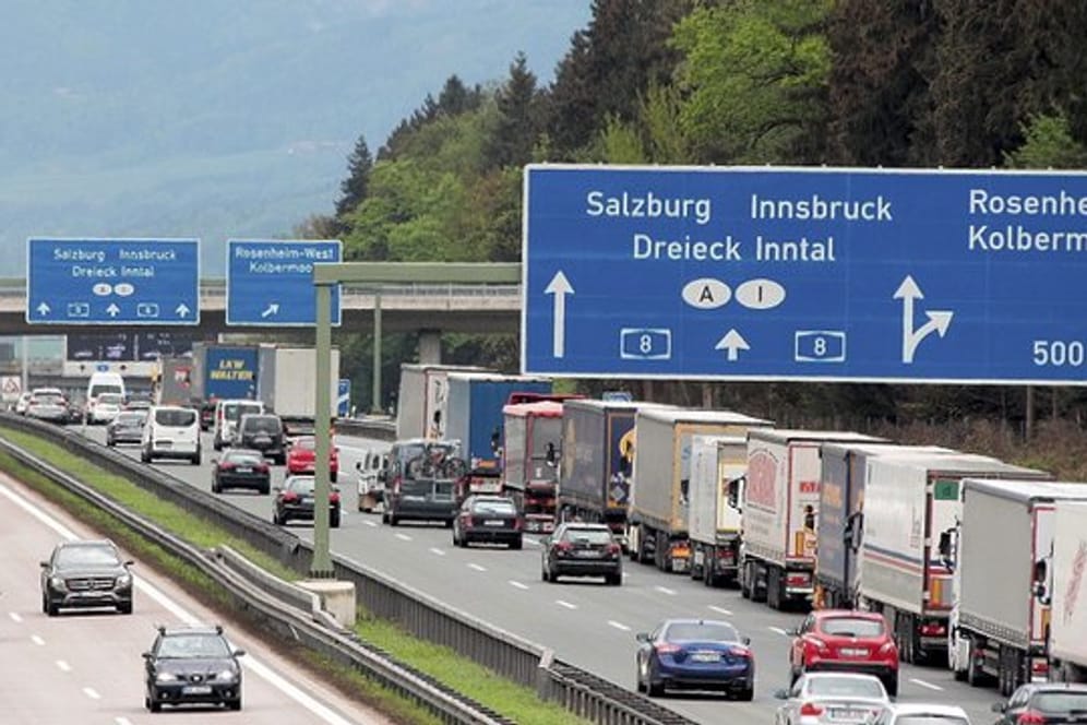 Lastwagen stauen sich auf der Autobahn 8 bei Rosenheim.