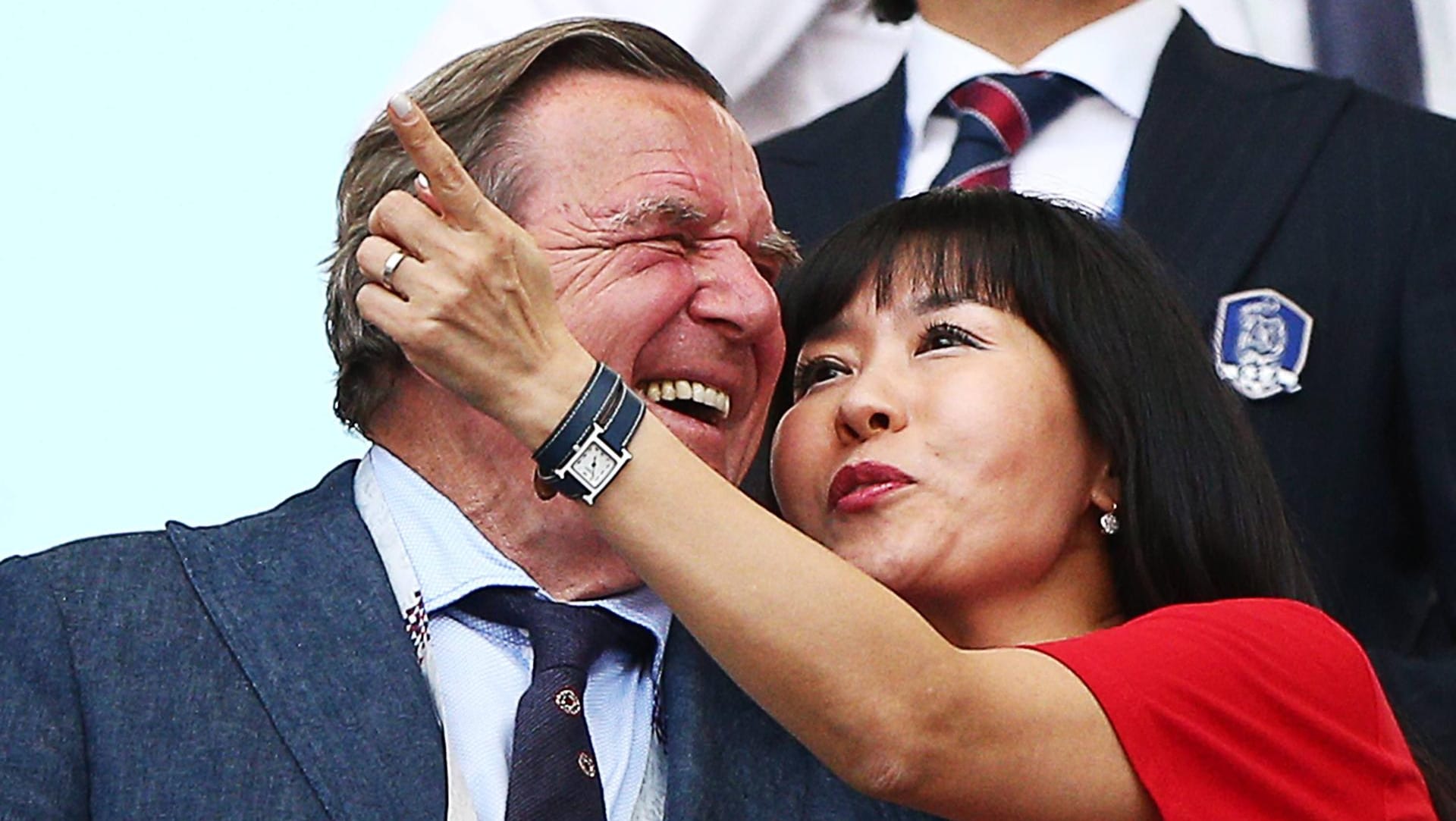 Schau mal, Schatz: Gerhard Schröder und seine neue Ehefrau Kim scheinen sich bestens zu amüsieren.