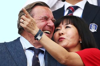 Schau mal, Schatz: Gerhard Schröder und seine neue Ehefrau Kim scheinen sich bestens zu amüsieren.