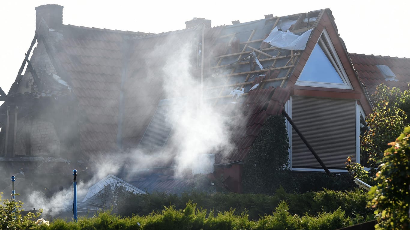 Rauch über dem heftig zerstörten Haus: Bei einer Explosion in Bremen sind drei Personen ums Leben gekommen.