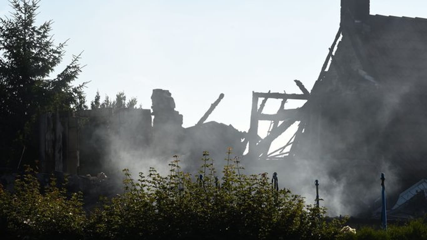 Rauch liegt über dem bei der Explosion zerstörten Dachgeschoss.