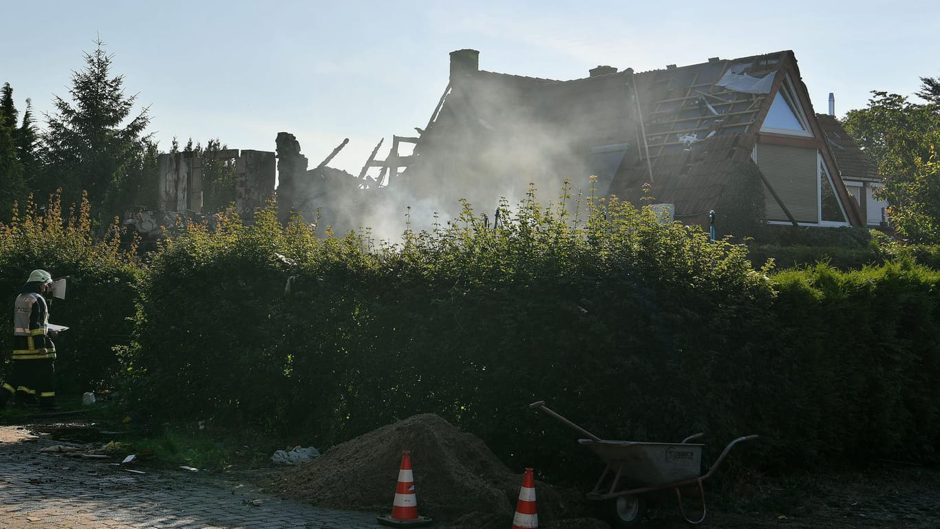 Rauch über dem zerstörten Wohnhaus in Bremen: Die Trümmerteile flogen durch die Explosion 50 Meter weit.