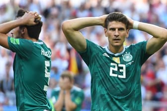Fassungslosigkeit bei Mats Hummels (li.) und Mario Gomez: Die DFB-Elf scheidet blamabel aus der WM 2018 aus.