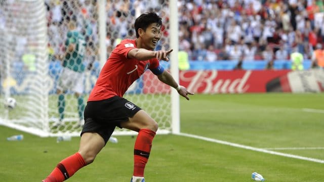 Der südkoreanische Torschütze Heung-Min Son freut sich über den historischen Sieg. Der südkoreanische Torschütze Heung-Min Son freut sich über den historischen Sieg.
