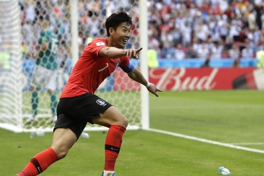 Der südkoreanische Torschütze Heung-Min Son freut sich über den historischen Sieg.