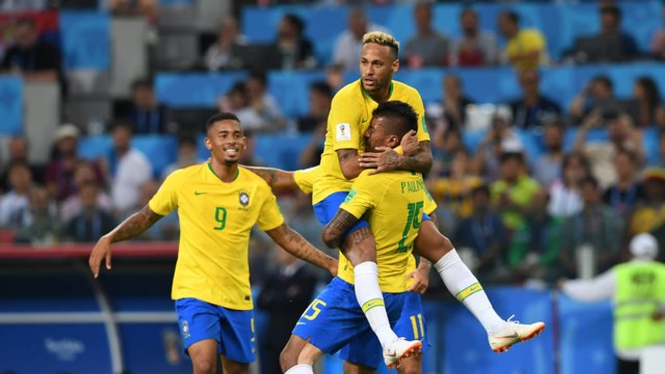 Brasiliens Star Neymar und seine Mitspieler feiern den Sieg gegen Serbien.