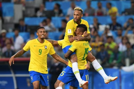 Brasiliens Star Neymar und seine Mitspieler feiern den Sieg gegen Serbien.