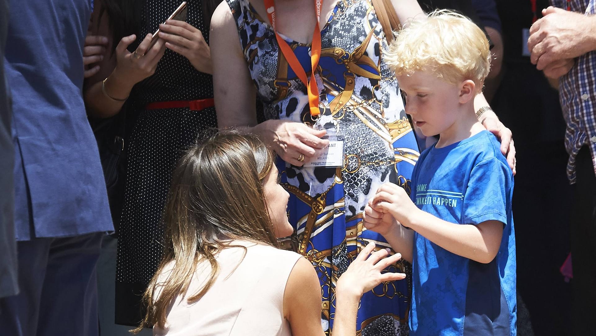 Ein Herz für die Kleinen: Königin Letizia verständigt sich mit einem blonden Jungen.