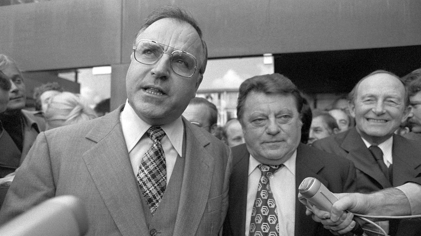 Unionsstreit 1976: Der damalige CDU-Vorsitzende Helmut Kohl (l) und der damalige CSU-Vorsitzende Franz Josef Strauß (M): Jetzt besteht erneut die Gefahr eines Bruchs.