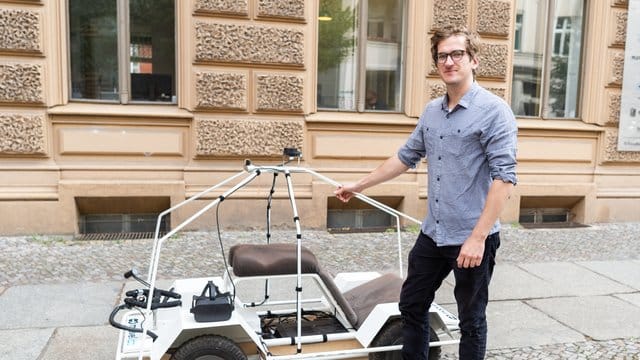 Moovel Lab-Mitarbeiter Raphael Reimann: Die Ideenschmiede will autonome Autos sympathischer machen. Moovel Lab-Mitarbeiter Raphael Reimann: Die Ideenschmiede will autonome Autos sympathischer machen.