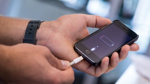 Laden schön und gut: Aber ständig am Netz zu hängen, bekommt Lithium-Akkus nicht besonders gut. Laden schön und gut: Aber ständig am Netz zu hängen, bekommt Lithium-Akkus nicht besonders gut.