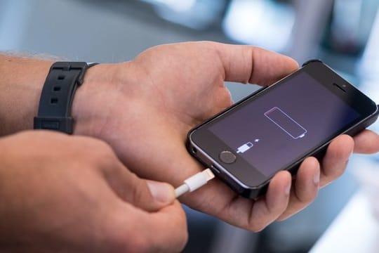 Laden schön und gut: Aber ständig am Netz zu hängen, bekommt Lithium-Akkus nicht besonders gut.