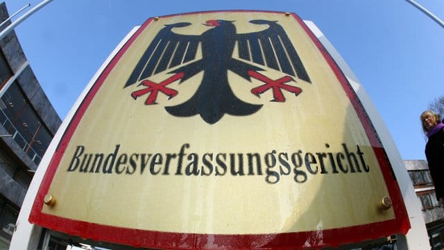 Ein Hinweisschild steht vor dem Bundesverfassungsgericht (BVG) in Karlsruhe. Ein Hinweisschild steht vor dem Bundesverfassungsgericht (BVG) in Karlsruhe.