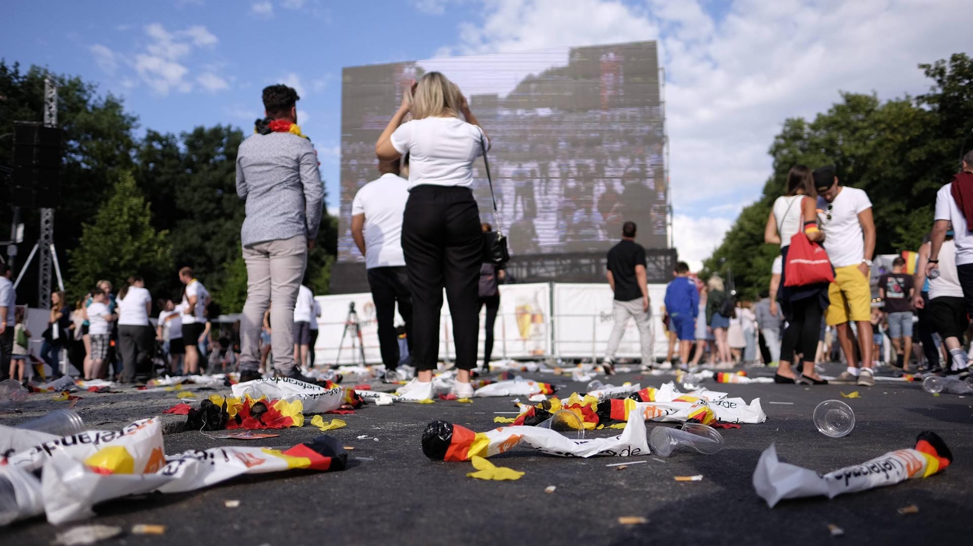 Frust auf der Berliner Fanmeile: Nach der Niederlage gegen Südkorea sind die deutschen Fans enttäuscht.