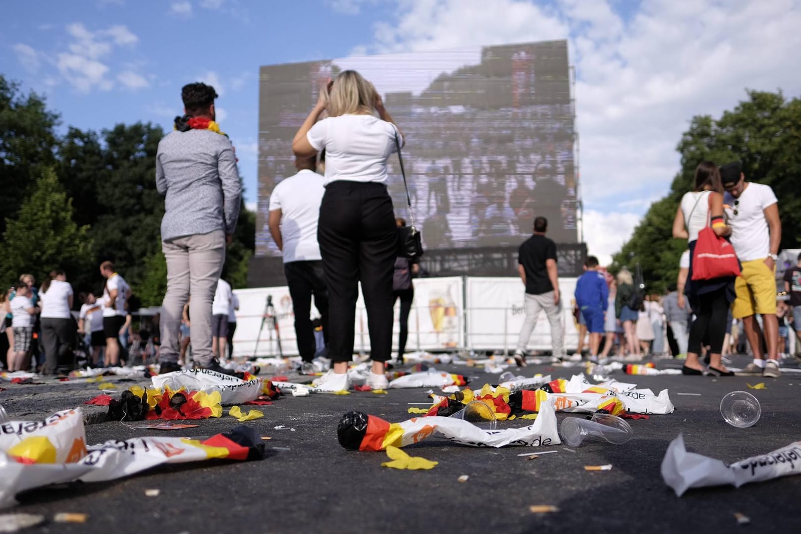 Frust auf der Berliner Fanmeile: Nach der Niederlage gegen Südkorea sind die deutschen Fans enttäuscht.