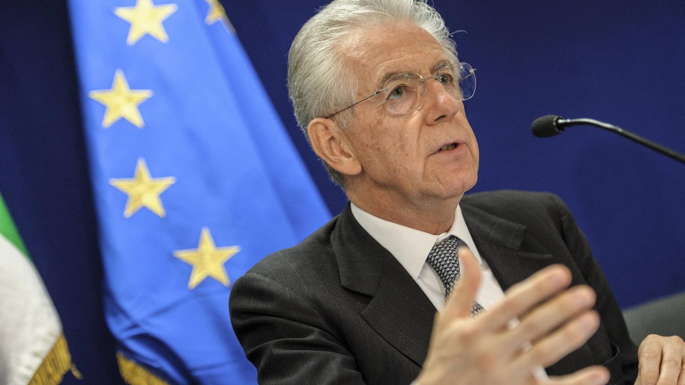 Mario Monti auf der Pressekonferenz am Ende des Gipfels 2012: Er hatte die Kanzlerin überrumpelt.