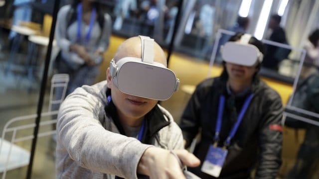 Facebook-Chef Mark Zuckerberg setzt große Hoffnungen in die virtuelle Realität, bei der Nutzer mit Hilfe von Spezialbrillen in digitale Welten eintauchen können. Facebook-Chef Mark Zuckerberg setzt große Hoffnungen in die virtuelle Realität, bei der Nutzer mit Hilfe von Spezialbrillen in digitale Welten eintauchen können.
