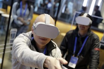 Facebook-Chef Mark Zuckerberg setzt große Hoffnungen in die virtuelle Realität, bei der Nutzer mit Hilfe von Spezialbrillen in digitale Welten eintauchen können.