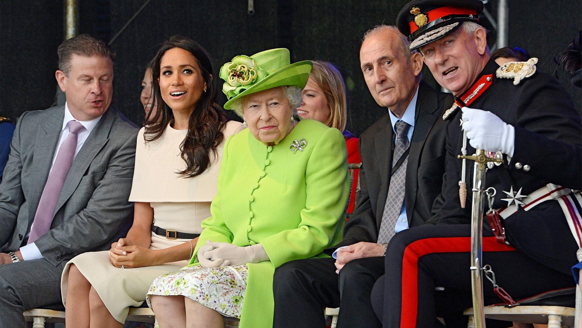 Unterwegs mit der Queen: Bei ihrem ersten offiziellen Auftritt glänzte Meghan erneut in Givenchy.