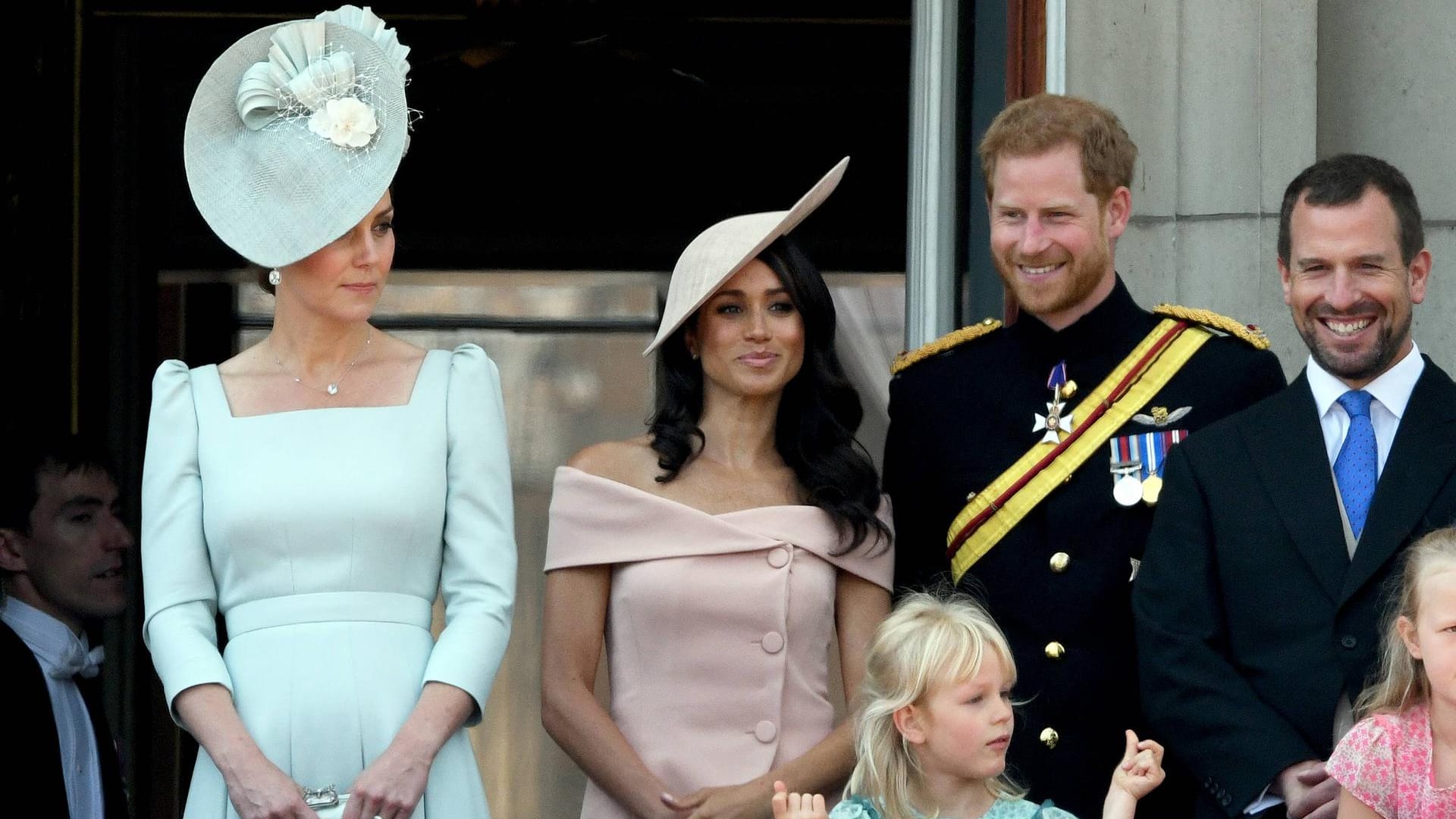 Trooping the Colour: Herzogin Kate begeisterte in Hellblau, Herzogin Meghan setzte auf einen Rosé-Ton.