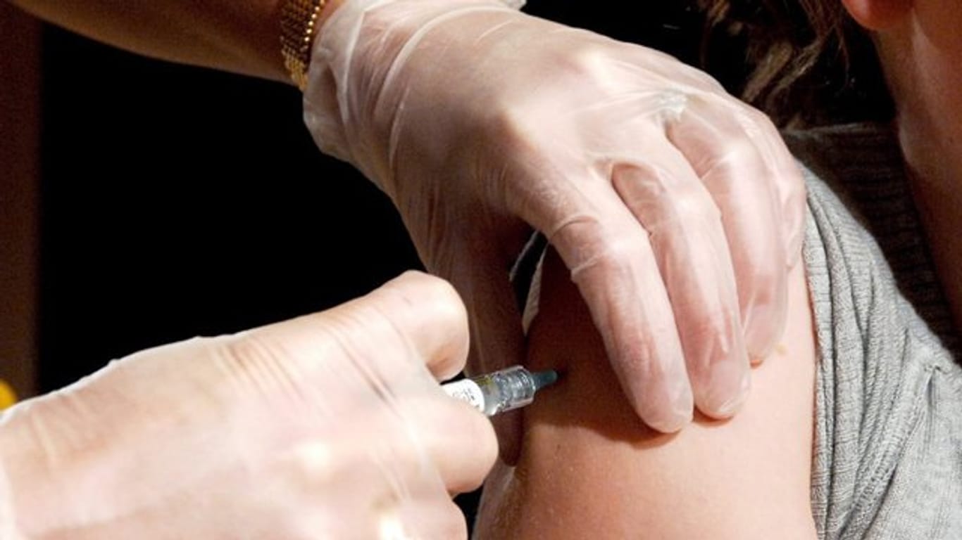 Eine Impfung gegen humane Papillomviren (HPV) wird nun auch für Jungen empfohlen.