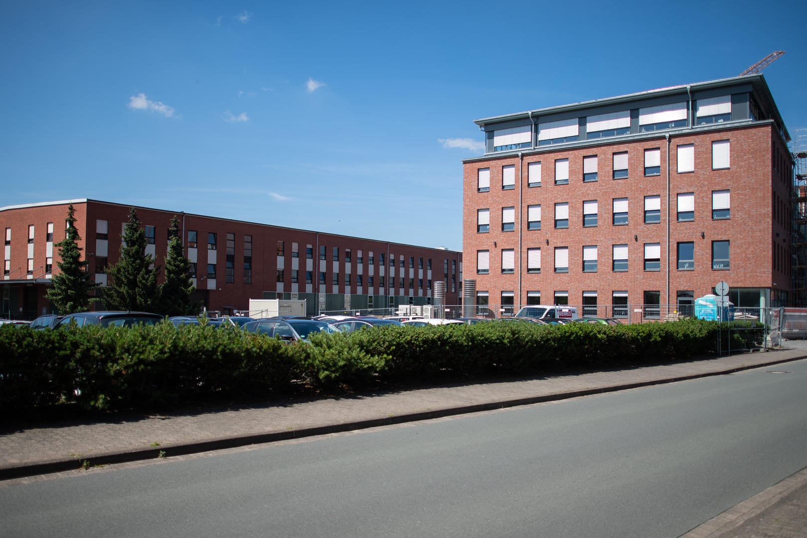 Eine Serie von Sterbefällen und Mitarbeiter, der Kollegen Pulver auf Brötchen streut: Die Firma ARI Armaturen GmbH & Co. KG steht im Mittelpunkt eines Kriminalfalls, dessen Ausmaße noch nicht klar sind.