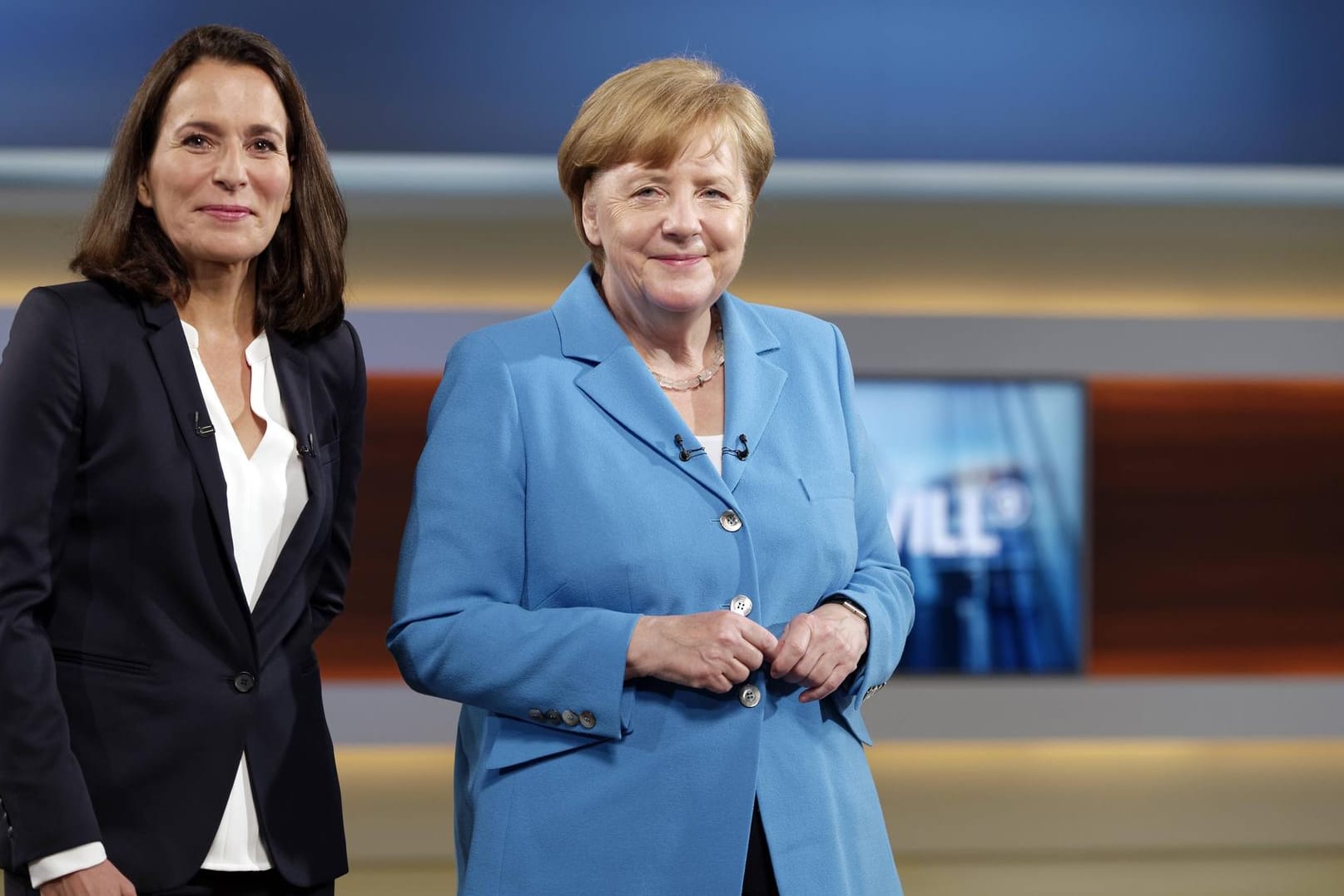 Anne Will und Angela Merkel: Aufgrund des Asylstreits hat Anne Will extra für den ARD-Talk ihren Urlaub unterbrochen.