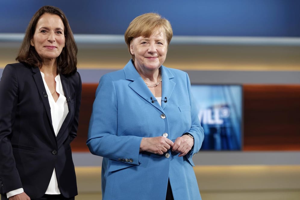 Anne Will und Angela Merkel: Aufgrund des Asylstreits hat Anne Will extra für den ARD-Talk ihren Urlaub unterbrochen.