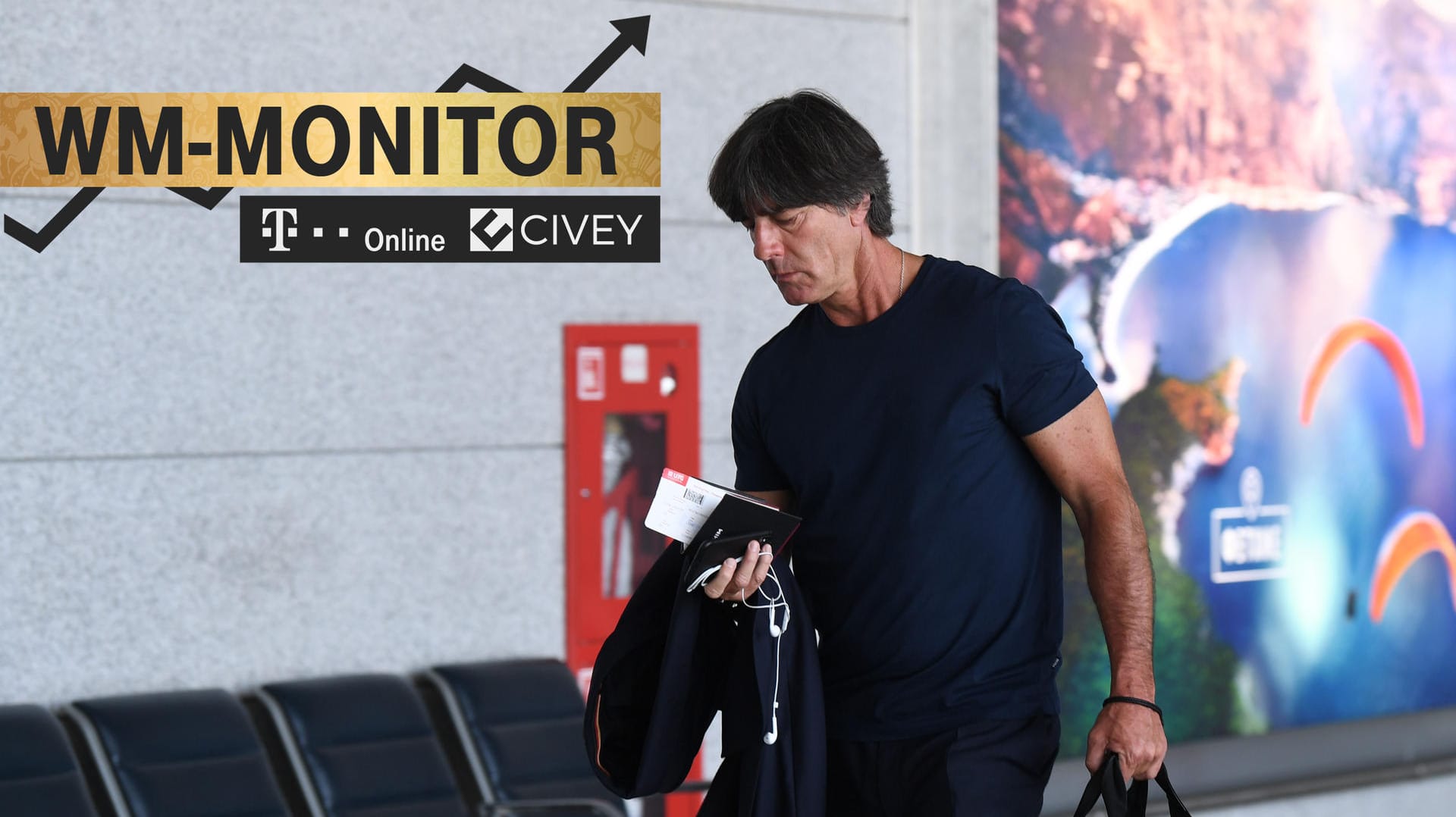 Bundestrainer Joachim Löw geht am Flughafen Wnukowo zum Gate. Anschließend geht es mit dem Sonderflug LH 343 mit der deutschen Mannschaft zurück nach Deutschland. Das Aus hängt ihm sichtlich in den Knochen.