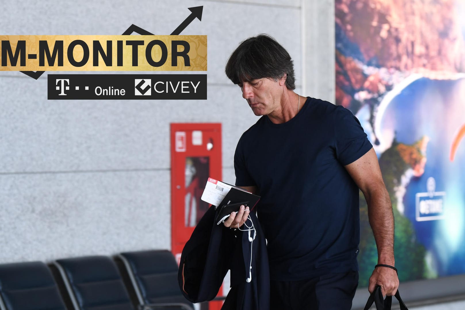 Bundestrainer Joachim Löw geht am Flughafen Wnukowo zum Gate. Anschließend geht es mit dem Sonderflug LH 343 mit der deutschen Mannschaft zurück nach Deutschland. Das Aus hängt ihm sichtlich in den Knochen.