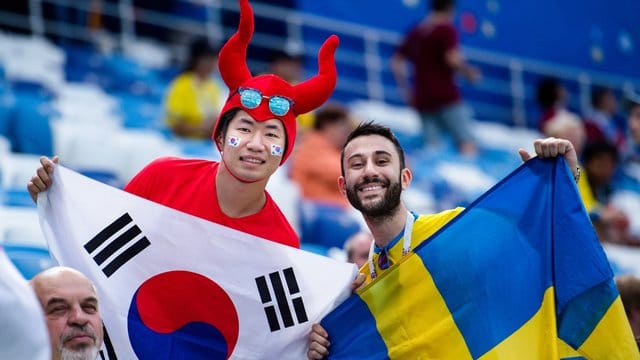 Fans aus Südkorea und Schweden feiern gemeinsam und friedlich.