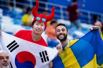 Fans aus Südkorea und Schweden feiern gemeinsam und friedlich.