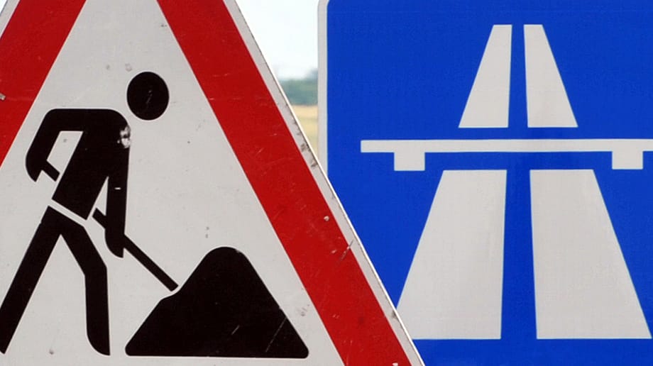 Baustellenschilder: Der Ausbau der Autobahnen geht langsam voran, denn viele Mitarbeiter gehen in den Ruhestand. Baustellenschilder: Der Ausbau der Autobahnen geht langsam voran, denn viele Mitarbeiter gehen in den Ruhestand.