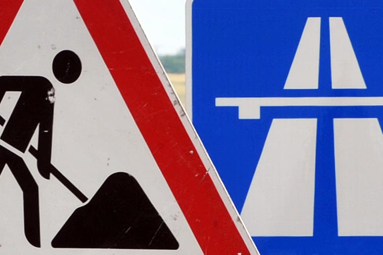 Baustellenschilder: Der Ausbau der Autobahnen geht langsam voran, denn viele Mitarbeiter gehen in den Ruhestand.