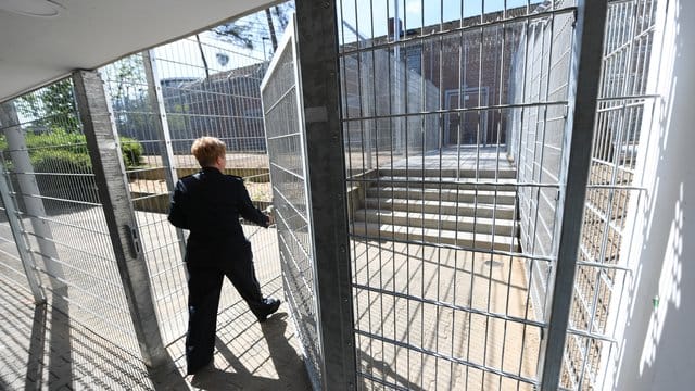 Abschiebegefängnis in Darmstadt: Deutschland hat seit Jahresbeginn 4100 Flüchtlinge in andere EU-Länder zurückgeschickt. Abschiebegefängnis in Darmstadt: Deutschland hat seit Jahresbeginn 4100 Flüchtlinge in andere EU-Länder zurückgeschickt.