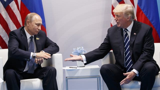 US-Präsident Donald Trump und der russische Präsident Wladimir Putin während eines Treffens beim G20-Gipfel in Hamburg. US-Präsident Donald Trump und der russische Präsident Wladimir Putin während eines Treffens beim G20-Gipfel in Hamburg.