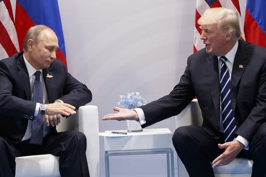 US-Präsident Donald Trump und der russische Präsident Wladimir Putin während eines Treffens beim G20-Gipfel in Hamburg.