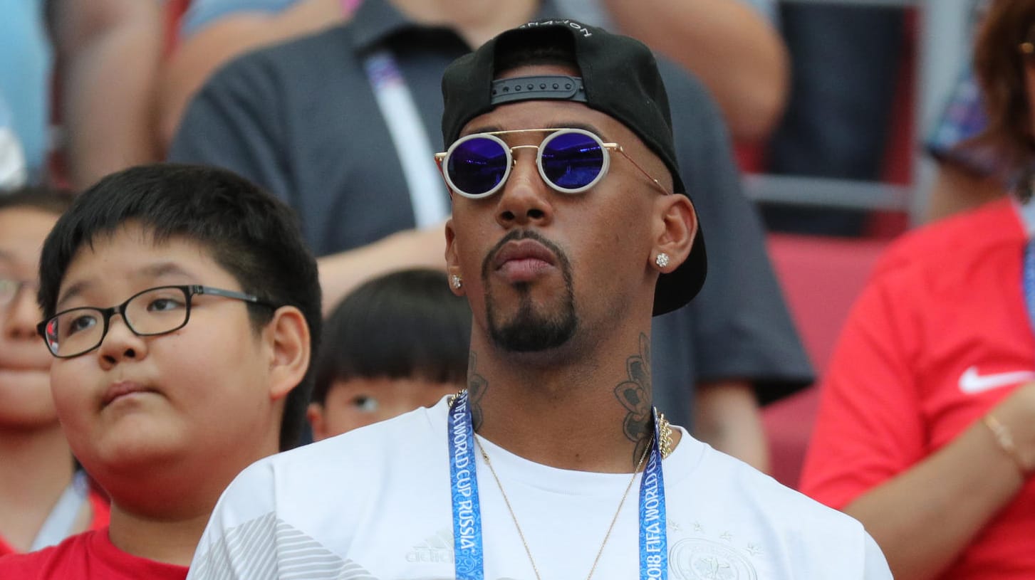 Jérôme Boateng: Das Spiel sah er am Mittwoch von der Tribüne aus durch blaue Gläser. Jérôme Boateng: Das Spiel sah er am Mittwoch von der Tribüne aus durch blaue Gläser.