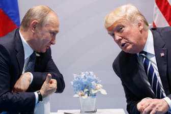 Wladimir Putin und Donald Trump am Rande des G20-Gipfels in Hamburg: Die Präsidenten Russlands und der USA wollen sich im Juli in Finnland treffen.