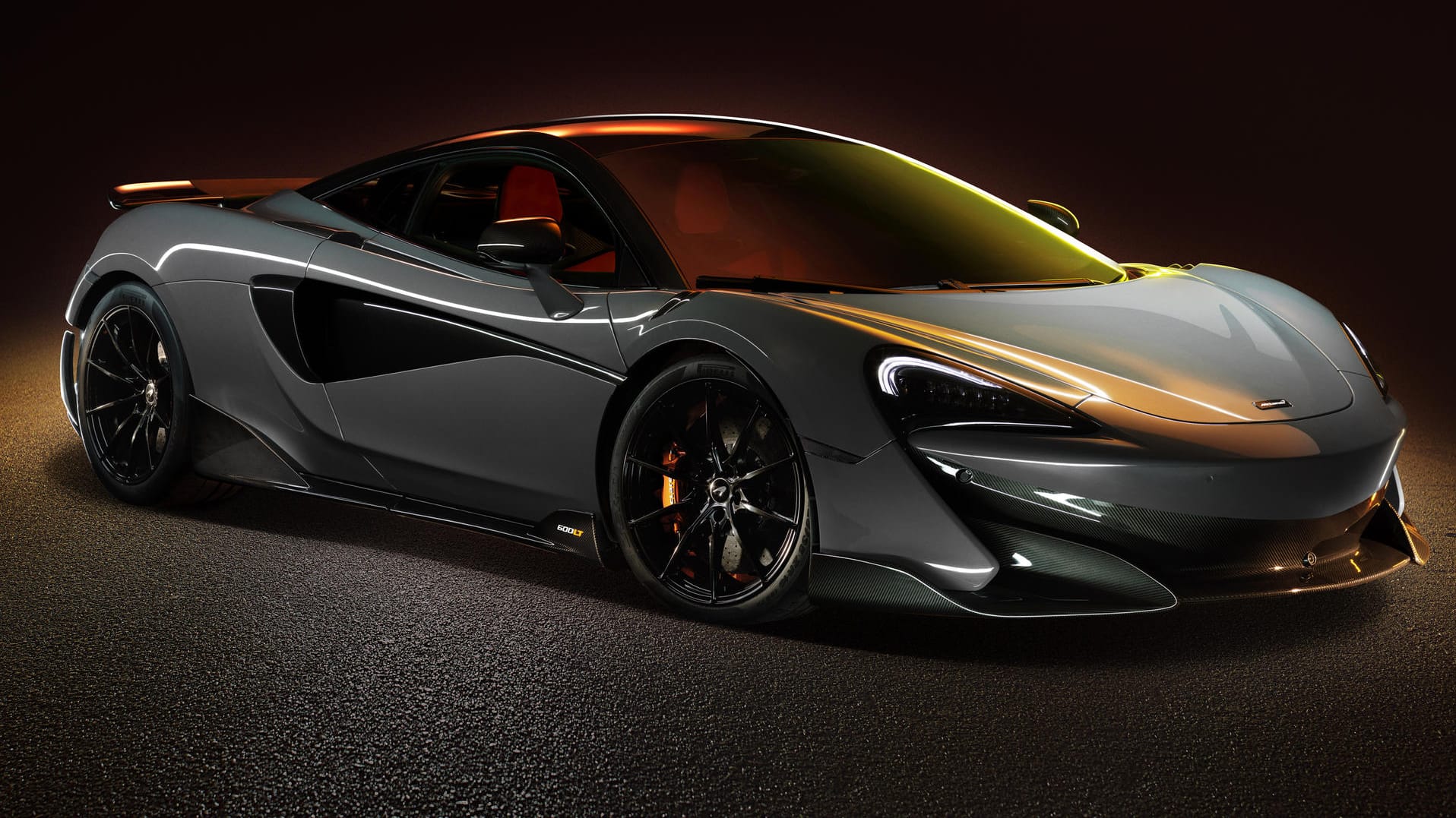 Limitierte Kleinserie: Der 3,8 Liter große V8-Turbo im McLaren 600LT leistet 441 kW/600 PS und stellt bis zu 620 Nm parat. Limitierte Kleinserie: Der 3,8 Liter große V8-Turbo im McLaren 600LT leistet 441 kW/600 PS und stellt bis zu 620 Nm parat.