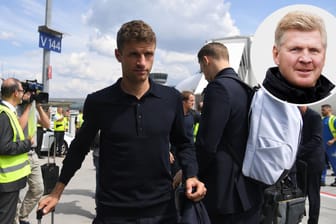 Thomas Müller geht nach der Ankunft der deutschen Nationalmannschaft auf dem Flughafen Frankfurt über das Rollfeld. Für Effenberg ist er einer der Kandidaten, die über ein Ende ihrer DFB-Karriere nachdenken sollten.