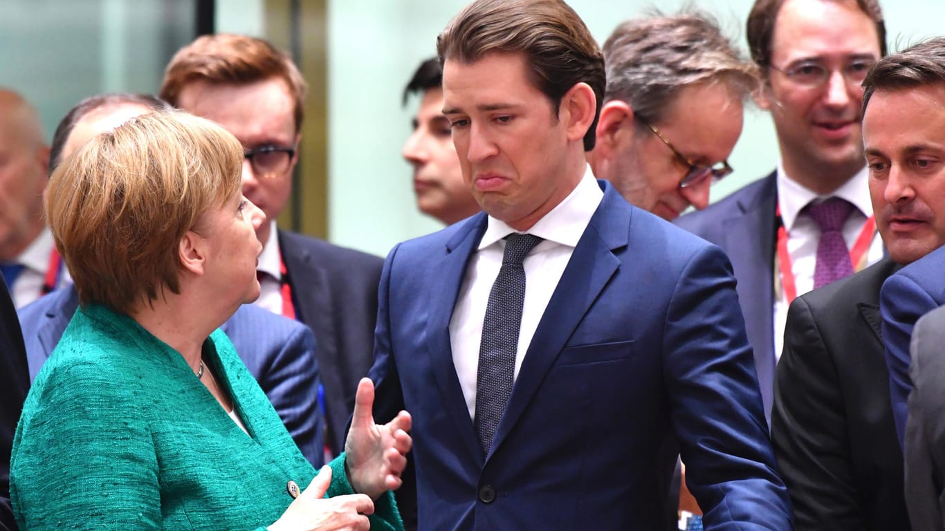 Merkel spricht mit dem österreichischen Bundeskanzler Sebastian Kurz: Kurz ist bei dem EU-Gipfel fast am Ziel. Europa steht kurz davor, sich abzuschotten.